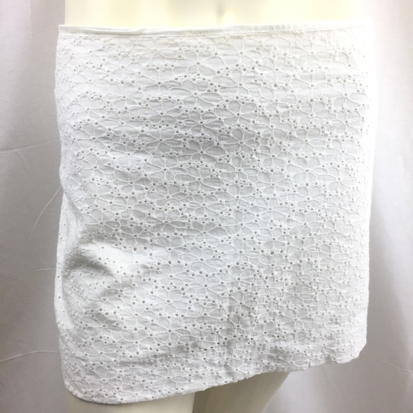 Lilly Pulitzer Dresses & Skirts - Lilly Pulitzer 2 white eyelet mini skirt
